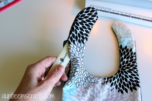 Basic Bib Tutorial with Printable Template in Two Sizes | Auntieemscrafts.com