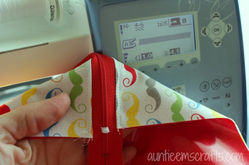 DIY Wet Bag by AuntieEmsCrafts.com. These are great for inside your diaper bag!