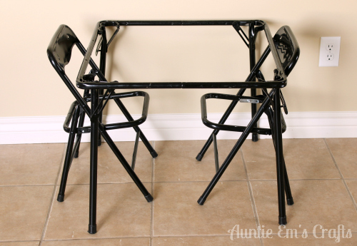 Kid's craft table makeover with laminated cotton. This is an easy project and only takes about an hour! | AuntieEmsCrafts.com