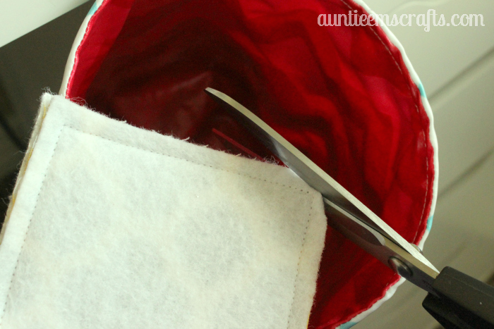 Protect your hands by adding insulated handles to your new Pyrex dishes! Tutorial by AuntieEmsCrafts.com