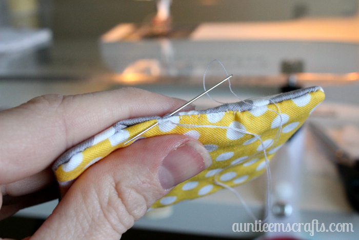 Protect your hands by adding insulated handles to your new Pyrex dishes! Tutorial by AuntieEmsCrafts.com