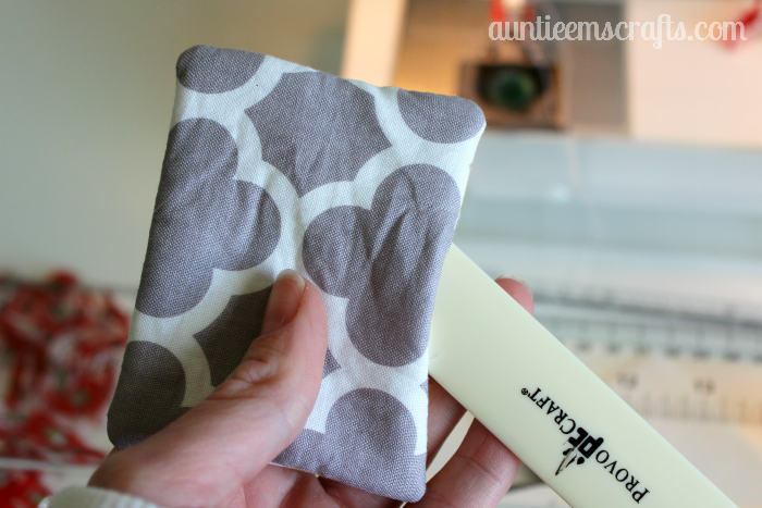 Protect your hands by adding insulated handles to your new Pyrex dishes! Tutorial by AuntieEmsCrafts.com
