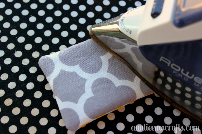 Protect your hands by adding insulated handles to your new Pyrex dishes! Tutorial by AuntieEmsCrafts.com