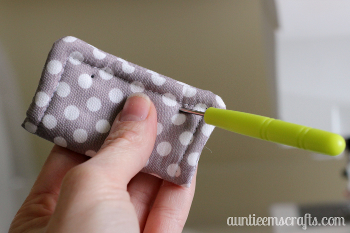 Protect your hands by adding insulated handles to your new Pyrex dishes! Tutorial by AuntieEmsCrafts.com
